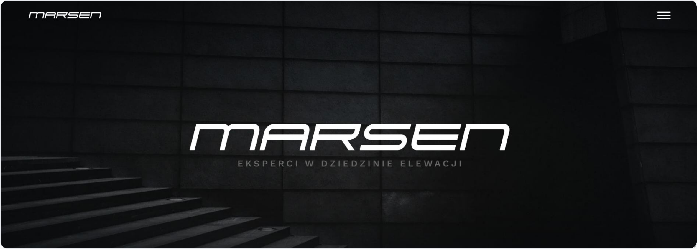 Ciemna strona MARSEN z logo na tle nowoczesnej elewacji i schodów